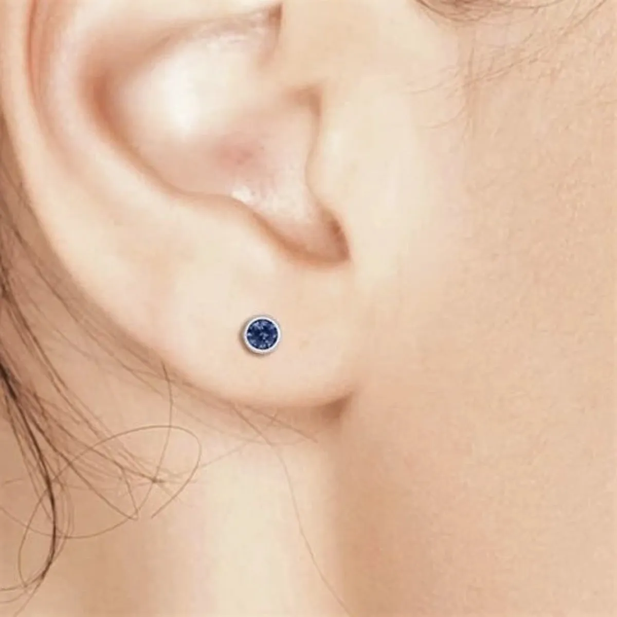 14 Karat Gold Sapphire Pair of Stud Earrings