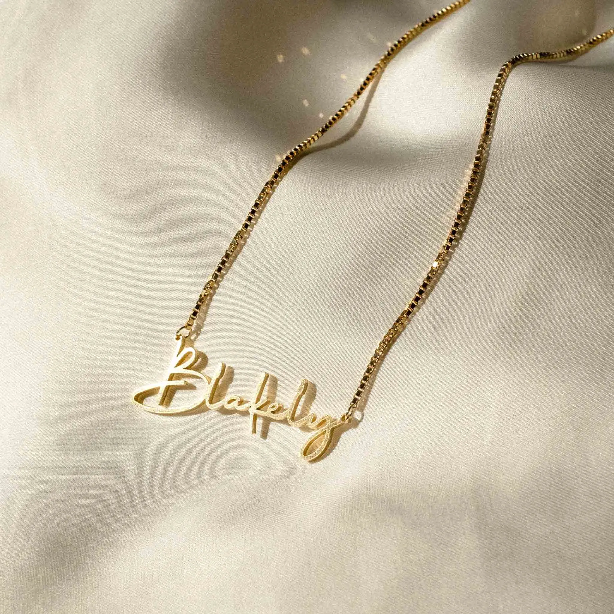 DAINTY SCRIPT NAME NECKLACE